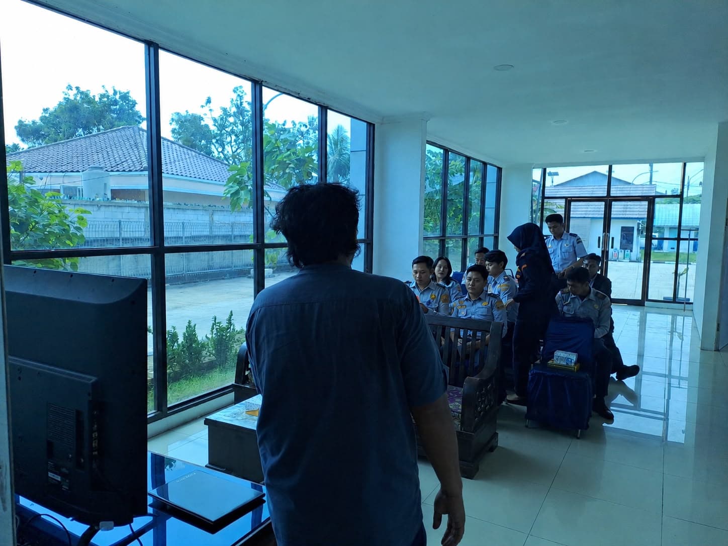 Sensor strain gauge pada sistem Weigh in Motion untuk mengukur beban kendaraan secara dinamis dan akurat Sensor strain gauge pada sistem Weigh in Motion untuk mengukur beban kendaraan secara dinamis dan akurat