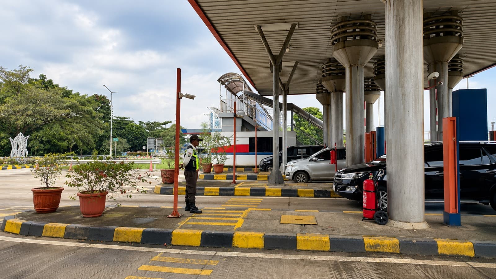 Weigh In Motion (WIM) system integrated at a toll gate to automatically weigh trucks and commercial vehicles while in motion, improving logistics efficiency and traffic flow. Weigh In Motion (WIM) system integrated at a toll gate to automatically weigh trucks and commercial vehicles while in motion, improving logistics efficiency and traffic flow.